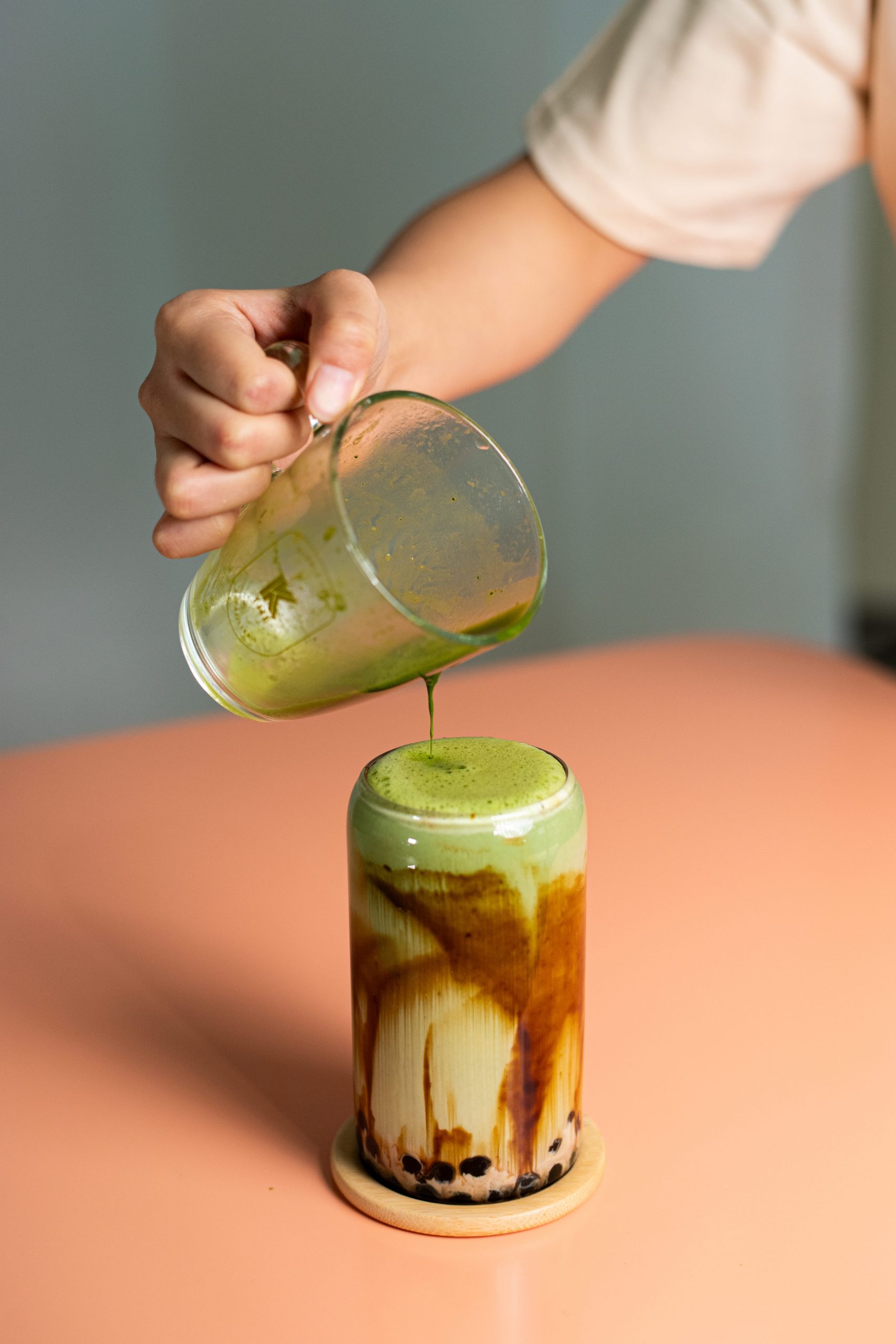 Brunch gourmand à Saint-Jean-de-Luz avec œuf coulant, salade fraîche, latte matcha maison et pancakes moelleux dans un coffee shop chaleureux